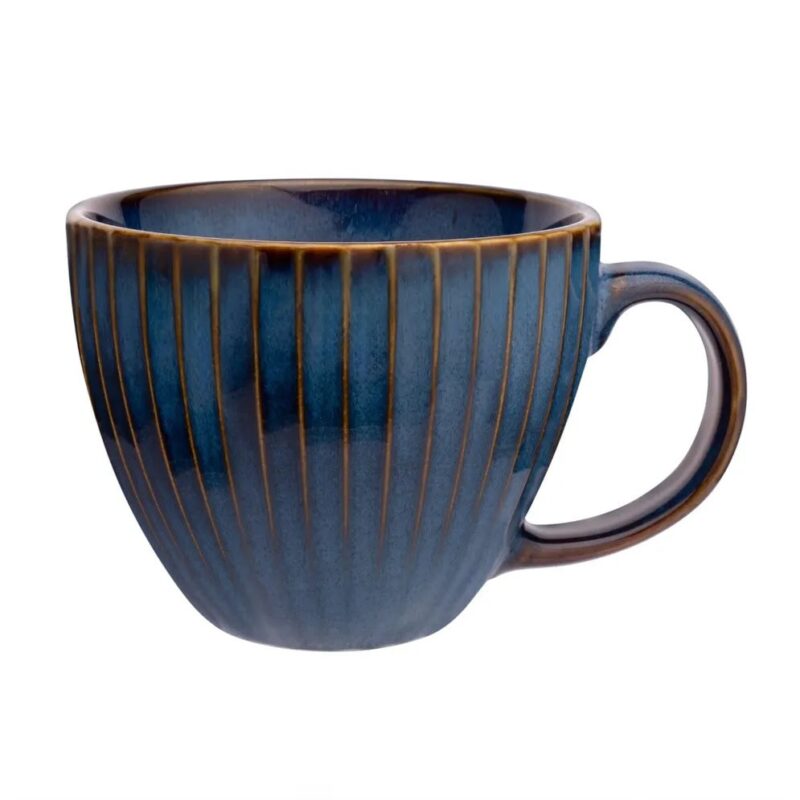 Niebieski ceramiczny kubek z pionowymi złotymi pasami na białym tle.