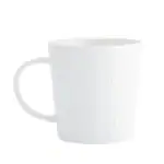 Biała ceramiczna kubek z teksturą, idealny do kawy lub herbaty w domu.