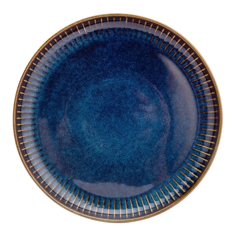 Ceramiczna patelnia z niebieskim wykończeniem i złotymi detalami, idealna do serwowania potraw, wysokiej jakości naczynie o eleganckim designie, Domowy Zakątek.