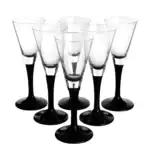 Delikatne kieliszki do szampana na eleganckiej czarnej stopce, idealne na różne okazje, wysokiej jakości szkło, nowoczesny design, idealne do serwowania szampana i prosecco w domu lub restauracji.