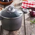 Kuchenka do gotowania na kuchence indukcyjnej, czarna, z pokrywką, na rustykalnym drewnianym stole, wok domowy, idealny do przygotowywania potraw w domu, kuchnia polska, domowe zakamarki.
