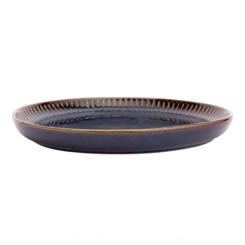 Ceramiczna talerz w kolorze ciemnoniebieskim z ozdobnym koronkowym brzegiem, idealny do serwowania potraw i dekoracji stołu. Elegancki i funkcjonalny element wystroju kuchni.