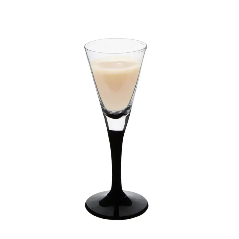 Lekki kieliszek z białym winem na białym tle, elegancki i stylowy, idealny do degustacji trunków w domu, wpisuje się w klimat domowego zakątka, luksusowe akcesoria stołowe.