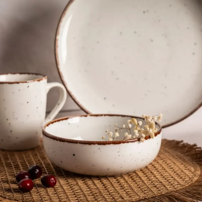 Ceramiczny zestaw obiadowy z brązową obwódką, kubek i miska na naturalnym tle, idealny do domu i kawiarni, styl rustykalny, elegancki design.