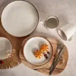 Delikatna ceramika do kawy i herbaty, zestaw obiadowy z białej glazury z brązowym obrzeżem, elegancki i wytrzymały zestaw naczyń na co dzień i na specjalne okazje.