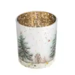 Wyglądający na świąteczną świecę w białym ceramicznym kubku z motywem choinek i śnieżyn. Świeca wewnątrz posiada złote drobinki, tworząc efekt świątecznego blasku, idealny na bożonarodzeniowe dekoracje i relaks w domu. Odmiana dekoracyjnej świecy z motywami zimowymi, pasująca do wnętrz w stylu boho, skandynawskim i klasycznym. Produkty z kolekcji Domowy Zakątek dodają ciepła i uroku w okresie świąt.