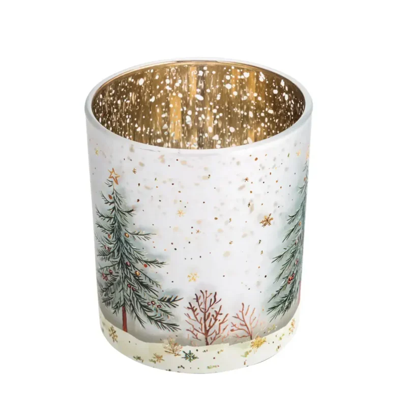 Wyglądający na świąteczną świecę w białym ceramicznym kubku z motywem choinek i śnieżyn. Świeca wewnątrz posiada złote drobinki, tworząc efekt świątecznego blasku, idealny na bożonarodzeniowe dekoracje i relaks w domu. Odmiana dekoracyjnej świecy z motywami zimowymi, pasująca do wnętrz w stylu boho, skandynawskim i klasycznym. Produkty z kolekcji Domowy Zakątek dodają ciepła i uroku w okresie świąt.