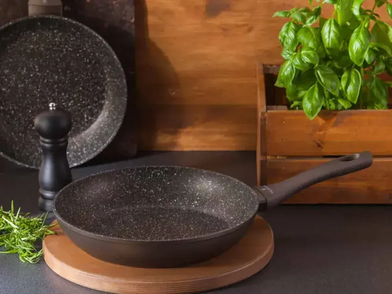 Nowe żeliwne patelnie ceramiczne Domowy Zakątek, idealne do zdrowego smażenia i gotowania, odporne na zarysowania, z ergonomicznymi rączkami, stylowe i funkcjonalne.