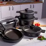 Czarne naczynia żeliwne do gotowania i pieczenia z pokrywkami, zestaw garnków i patelni, kuchnia domowa, wysokiej jakości sprzęt kuchenny, nowoczesne akcesoria kuchenne, oferta domowy zakątek.