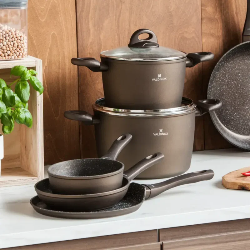 Valdinox garnki i patelnie z powłoką ceramiczną, komplet kuchenny do gotowania, nowoczesny design, wysokiej jakości akcesoria kuchenne, idealne do codziennego użytku w domu.