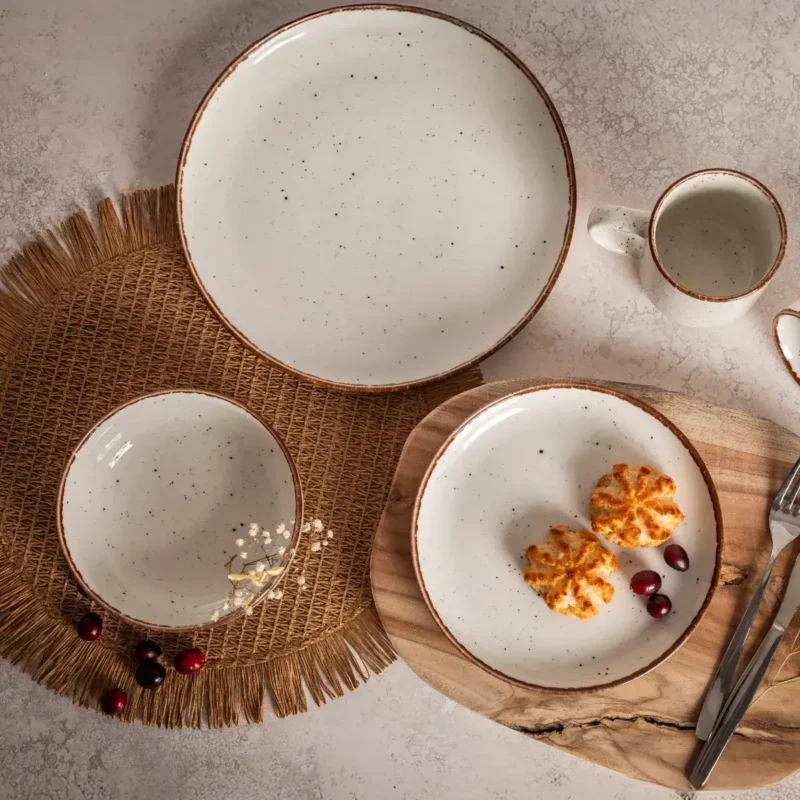 Eleganckie ceramiczne naczynia w stylu rustykalnym, odpowiednie do serwowania potraw i napojów, idealne do domowego zacisza i rustykalnego wystroju kuchni.