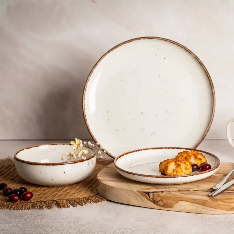 Ceramiczny zestaw naczyń do domu i kuchni, talerze i miski z rustykalnym designem, stylowe naczynia na śniadanie i obiad, produkty marki Domowy Zakątek, wytrzymałe i eleganckie naczynia do codziennego użytku.