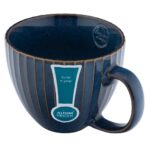 Stylowa ceramiczna filiżanka w ciemnoniebieskim kolorze z delikatnymi złotymi paskami, idealna do kawy lub herbaty, dodaje elegancji codziennym chwilom relaksu.