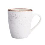 Biały kubek ceramiczny z ciemnymi plamkami, ozdobny i praktyczny element kuchni, idealny na codzienne napoje, domowe zacisze, nowoczesny design, kolekcja Domowy Zakątek, wysoka jakość.