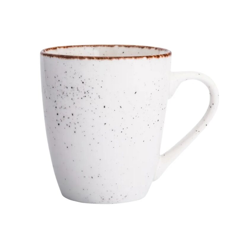 Biały kubek ceramiczny z ciemnymi plamkami, ozdobny i praktyczny element kuchni, idealny na codzienne napoje, domowe zacisze, nowoczesny design, kolekcja Domowy Zakątek, wysoka jakość.