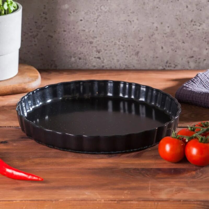 Czarna taca ceramiczna do pieczenia i serwowania, elegancka i wytrzymała, idealna do kuchni domowej i świątecznych okazji.