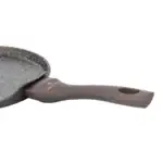Przedmiot kuchenny - patelnia z powłoką nieprzywierającą i ergonomiczną rączką, idealna do przygotowywania zdrowych posiłków na co dzień.