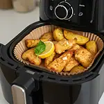 Chrupiące ryby z ziemniakami w frytkownicy beztłuszczowej, podawane z cytryną i bazylią, idealne danie na domowej kuchni w domu lub w restauracji.