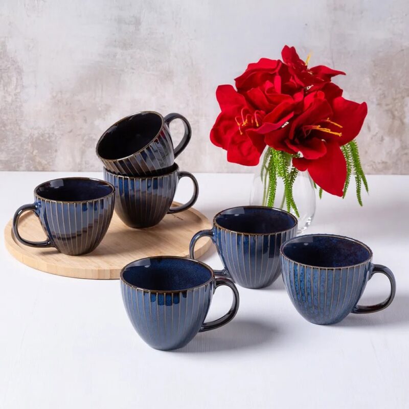 Czarny kubek ceramiczny z złotymi paskami, zestaw filiżanek na drewnianej tacy, elegancki zestaw kawowy, stylowe naczynia do herbaty, nowoczesny design, Domowy Zakątek.