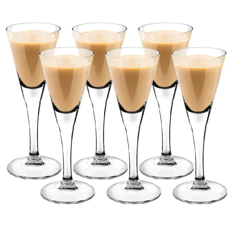Delikatne drinki kawowe w kieliszkach na imprezę, idealne na uroczystości i spotkania towarzyskie. Pięknie podane, eleganckie i smakowite, świetne do serwowania kawy na specjalne okazje.