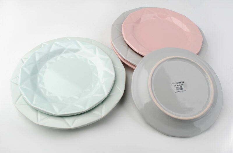 Plastikowe talerze z kolekcji Domowy Zakątek, pastelowe kolory, idealne na domowe przyjęcia i spotkania, estetyczne i praktyczne naczynia do serwowania potraw.
