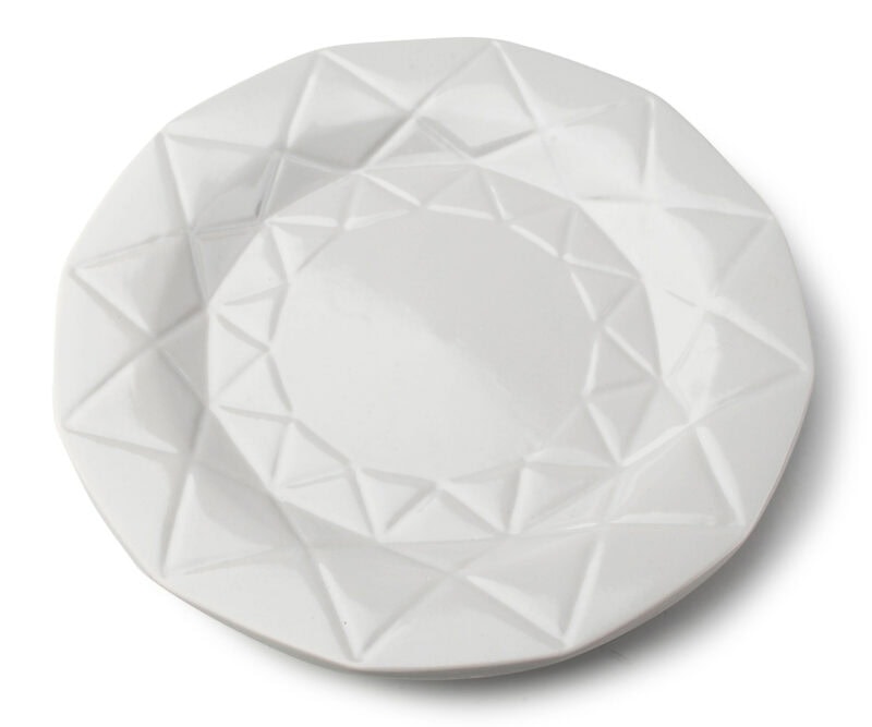 Delikatny biały talerz ceramiczny z geometrycznym wzorem na brzegu, idealny do serwowania potraw i dekoracji stołu.