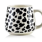 Stylowa ceramiczna kubek w czarno-białym leopardim wzorze, idealny do codziennego użytku w domu.