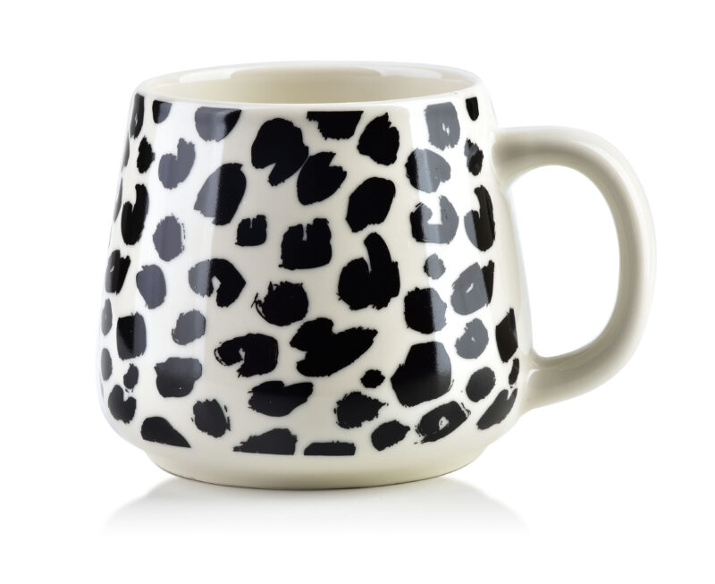 Stylowa ceramiczna kubek w czarno-białym leopardim wzorze, idealny do codziennego użytku w domu.