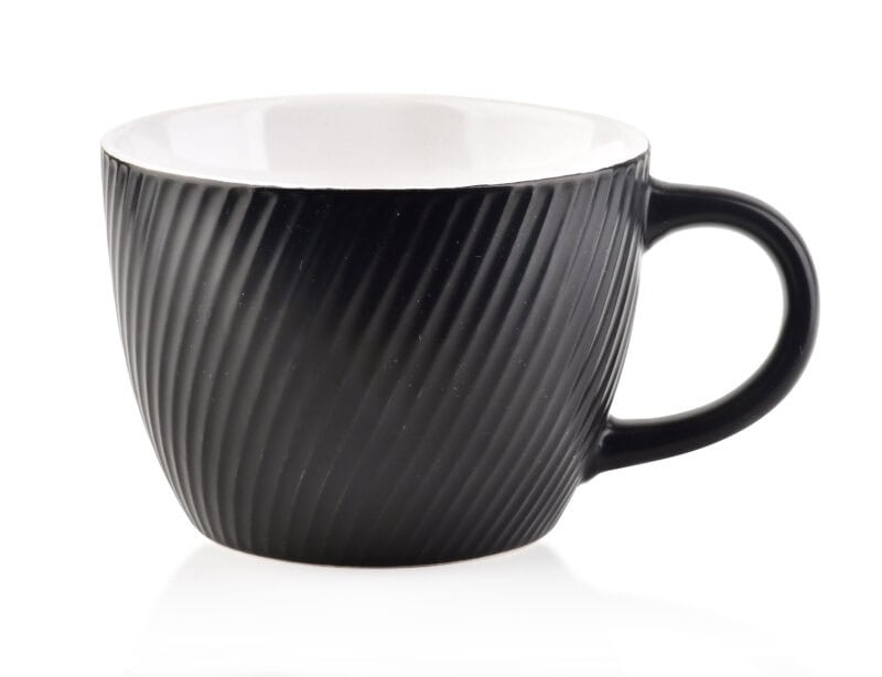 Czarna ceramiczna filiżanka z pionowymi żłobieniami, elegancki design, idealna do kawy lub herbaty, dekoracyjny element stołu, idealna do domu i biura.