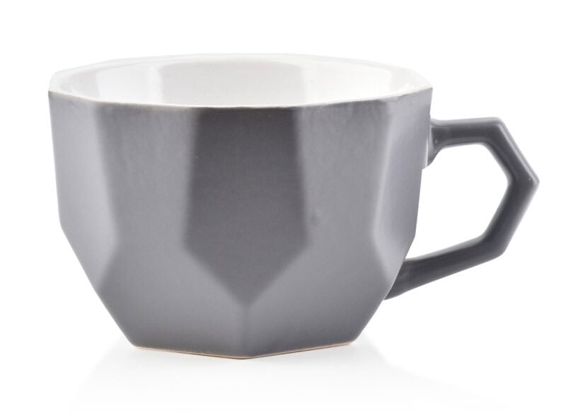 Ceramiczny kubek w szarym kolorze z geometrycznym wzorem, idealny do kawy lub herbaty, ozdobny i funkcjonalny dodatek do domu na co dzień.