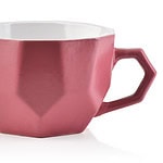 Czarek ceramiczny różowy z geometrycznym uchem, idealny do kawy lub herbaty, elegancki design, element dekoracyjny do domu, wysokiej jakości produkt Domowy Zakątek.