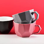 Stylowe ceramiczne kubki w black and pink, idealne do kawy i herbaty, dodające uroku codziennym chwilom relaksu, dostępne w sklepie Domowy Zakątek, wysokiej jakości zastawa stołowa dla każdego domu.