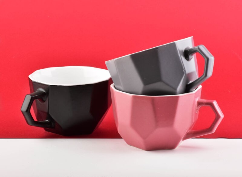 Stylowe ceramiczne kubki w black and pink, idealne do kawy i herbaty, dodające uroku codziennym chwilom relaksu, dostępne w sklepie Domowy Zakątek, wysokiej jakości zastawa stołowa dla każdego domu.