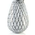 Metalowa latarnia ogrodowa, dekoracja z białego metalu, idealna do wnętrz i na taras, romantyczny akcent, styl shabby chic, romantyczny dodatek do domu, lampion na świeczkę, ogrodowa ozdoba, rustykalny design, klimat wiejskiego domu, vintage inspiracja.