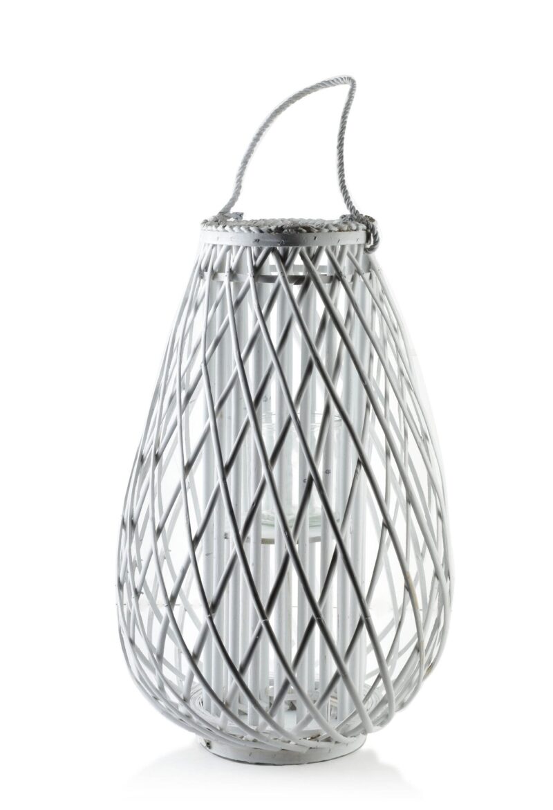 Metalowa latarnia ogrodowa, dekoracja z białego metalu, idealna do wnętrz i na taras, romantyczny akcent, styl shabby chic, romantyczny dodatek do domu, lampion na świeczkę, ogrodowa ozdoba, rustykalny design, klimat wiejskiego domu, vintage inspiracja.