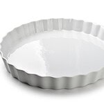 Biała ceramiczna forma do zapiekania z ozdobnym rantem, idealna do wypieków i potraw w domu.