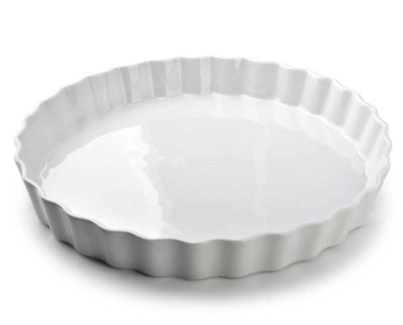Biała ceramiczna forma do zapiekania z ozdobnym rantem, idealna do wypieków i potraw w domu.