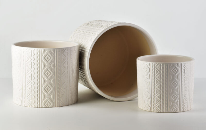 Ceramiczne doniczki z wzorem etnicznym, dekoracyjne i funkcjonalne, idealne do domu i ogrodu, wykonane z wysokiej jakości ceramiki, dostępne w sklepie Domowy Zakątek.