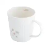 Przedmiot śniadaniowy, kubek ceramiczny z motywem śnieżynek i napisem "Merry Christmas" na święta Bożego Narodzenia.