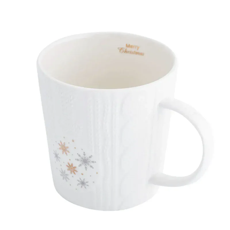 Przedmiot śniadaniowy, kubek ceramiczny z motywem śnieżynek i napisem "Merry Christmas" na święta Bożego Narodzenia.
