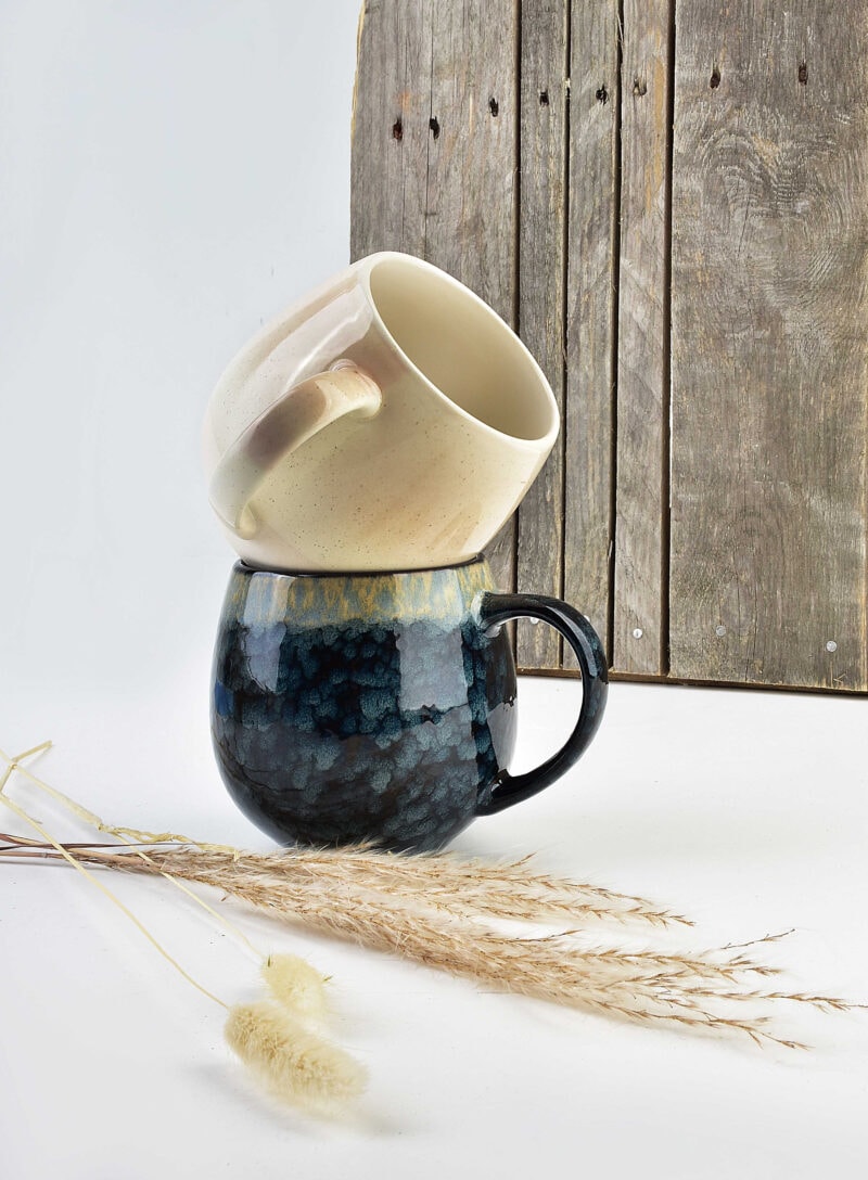 Delikatna ceramiczna filiżanka na tle drewnianej ściany, idealna do domowego zacisza, z unikalnym designem i naturalnym charakterem, wpisuje się w stylistykę domowego zakątka.