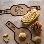 Miara do pieczenia i formowania ciasta na blacie kuchennym, na tle rozwałkowanego ciasta, rękawa cukierniczego i ciastek, w kuchni domowej, wygodne narzędzia kuchenne, pies do wypieków, melamina i silikon.