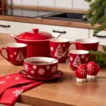 Czerwone ceramiczne zestaw do herbaty i kawy na świątecznym stole z zimowymi motywami choinki, śnieżynek i bałwana, idealny na Boże Narodzenie, dekoracje Domowy Zakątek, naczynia na zimowe okazje, świąteczne dekoracje kuchenne.