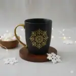 Lampka ceramiczna z motywem śnieżynki, czarna z złotym uchwytem, idealna na zimowe dni, dekoracja do domu, świąteczny klimat, bożonarodzeniowa dekoracja, dekoracje świąteczne, ozdoby na boże narodzenie, prezent świąteczny, romantyczny wystrój wnętrz.