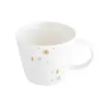 Biała ceramiczna kubek z zimowym motywem śnieżynek i choinek na świąteczny prezent.