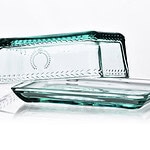 Ciekawe szklane naczynie w kształcie prostokątnego talerza i pasująca do niego szkło wazonu lub misa do podawania potraw i dekoracji stołu w stylu domowy zakątek, eleganckie i funkcjonalne elementy zastawy stołowej.