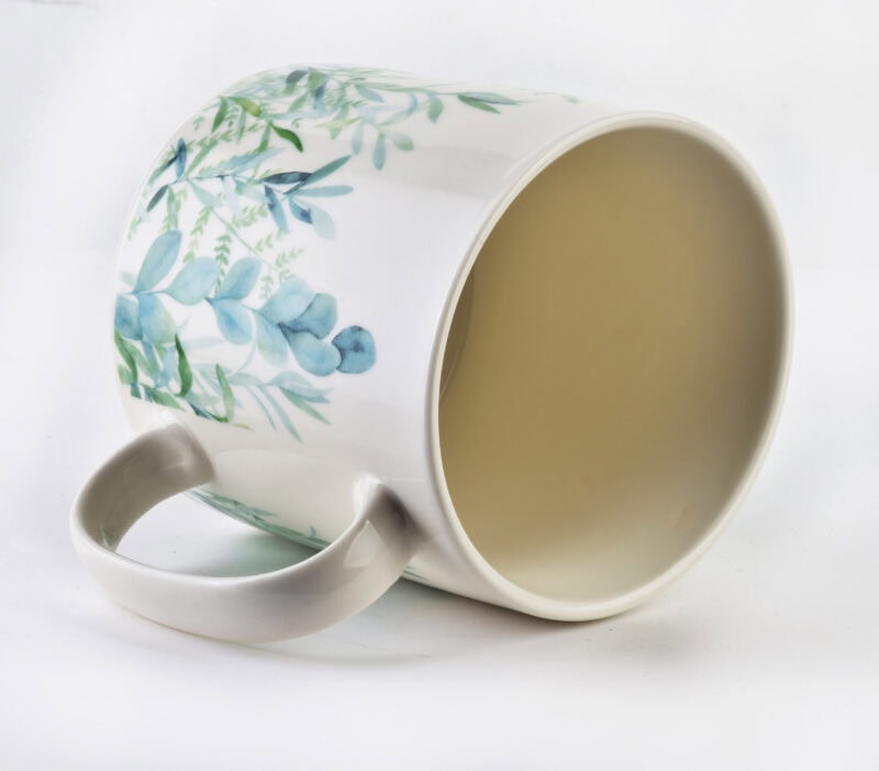 Ceramiczna kubek z delikatnym motywem liści, idealny do codziennych napojów, wysokiej jakości zastawa do kawy i herbaty, elegancki i funkcjonalny dodatek do domu.