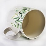 Delikatny kubek z kwiatowym wzorem, idealny do kawy i herbaty, eleganckie naczynie ceramiczne z motywem roślinnym, domowa zastawa stołowa, nowoczesne wnętrza i stylowy dodatek do kuchni.