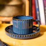 Ceramiczna filiżanka z talerzykiem w niebieskim odcieniu, idealna do kawy i herbaty, ekologiczny i stylowy dodatek do domu, przyjazny dla środowiska, ręcznie wykonana, unikalny design od Domowego Zakątka.