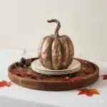 Pomarańczowa dekoracja dyniowa na rustykalnym talerzu, idealna na jesienne aranżacje, ozdoba na Halloween i dekoracje do domu w stylu rustykalnym.